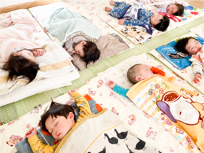 子供たちが寝ている様子